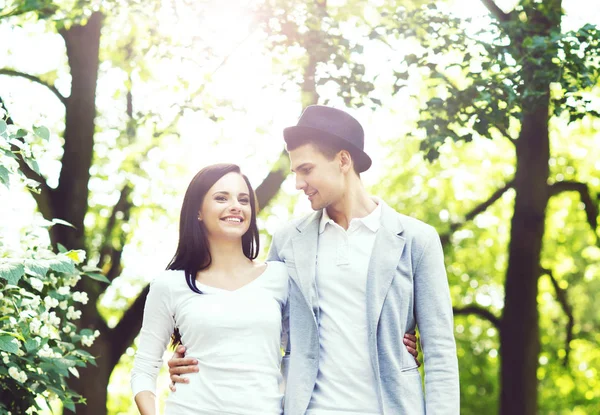 Молодая счастливая пара в парке — стоковое фото