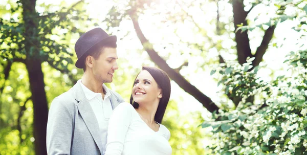 Joven pareja feliz en el parque — Foto de Stock