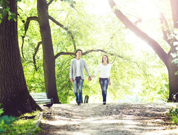 Młoda szczęśliwa para w parku — Zdjęcie stockowe