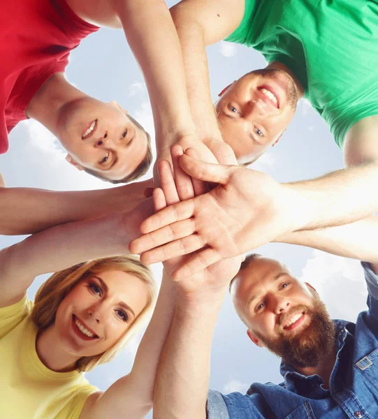 Grupo de jovens amigos felizes — Fotografia de Stock