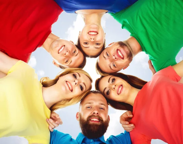 Groep gelukkige jonge vrienden — Stockfoto