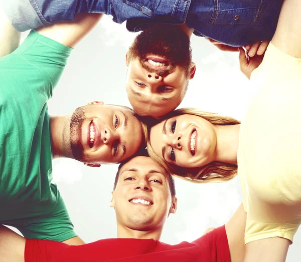 Grupo de jovens amigos felizes — Fotografia de Stock