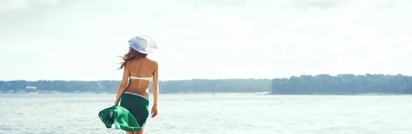 Mulher bonita na praia — Fotografia de Stock