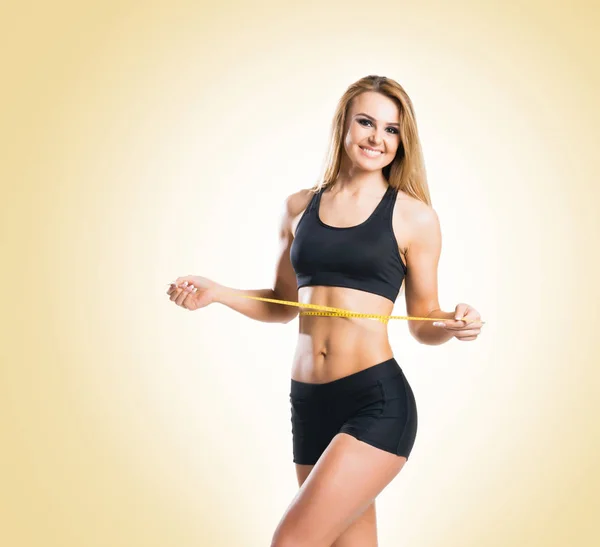 Mujer joven en forma de ropa deportiva negro — Foto de Stock