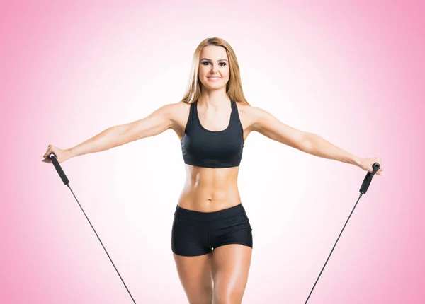 Mujer joven en forma de ropa deportiva negro — Foto de Stock