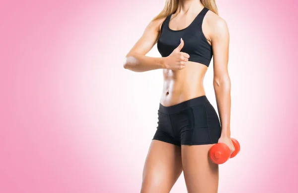 Mujer joven en forma de ropa deportiva negro — Foto de Stock