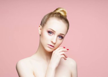 Güzel genç bir kadının portresi.