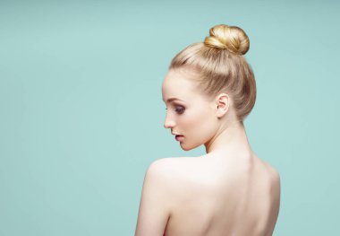 Güzel genç bir kadının portresi.