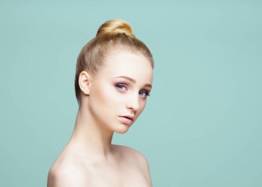 Güzel genç bir kadının portresi.