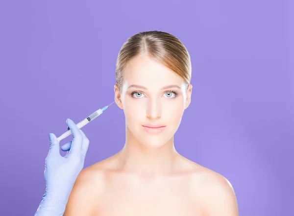 Médecin faisant injection dans le visage de la femme — Photo