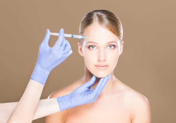 Medico facendo iniezione in faccia della donna — Foto Stock