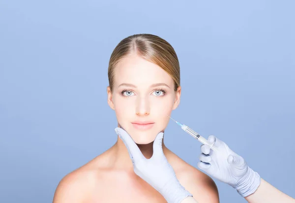 Médecin faisant injection dans le visage de la femme — Photo
