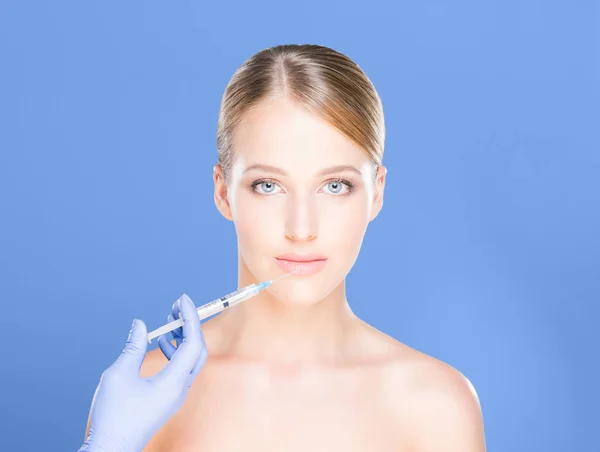 Läkare att göra injektion i ansiktet av kvinna — Stockfoto