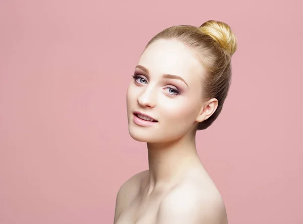 Retrato de una hermosa joven — Foto de Stock