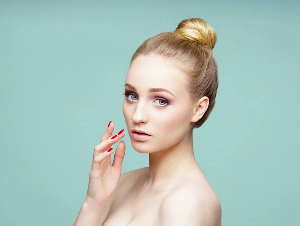 Retrato de una hermosa joven — Foto de Stock