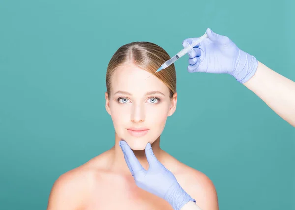 Médico fazendo injeção no rosto da mulher Fotografias De Stock Royalty-Free