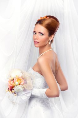 Gelinlik içinde güzel gelin