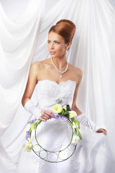 Bella sposa in abito da sposa — Foto Stock