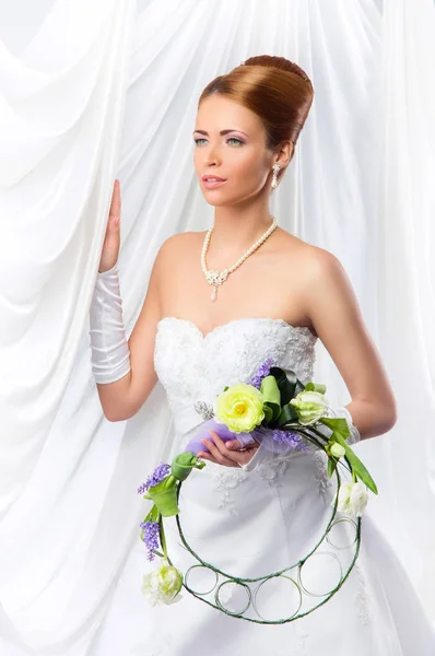 Красивая невеста в свадебном платье — стоковое фото