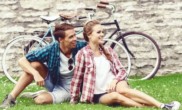 Pareja feliz joven — Foto de Stock