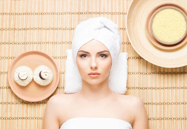 Fiatal nő a spa aromaterápia eljárás — Stock Fotó