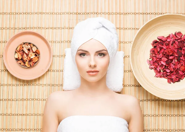 Genç kadın spa aromaterapi usulü hakkında — Stok fotoğraf