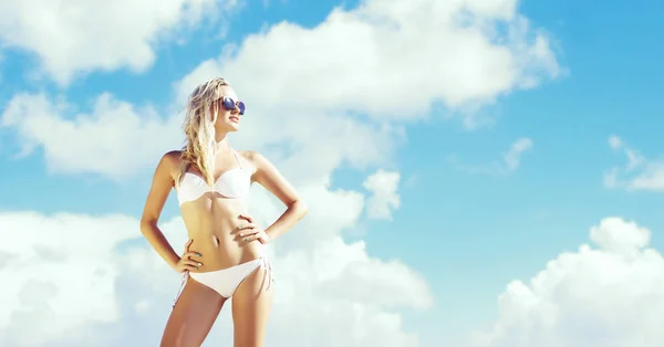 Belle jeune femme en bikini blanc — Photo