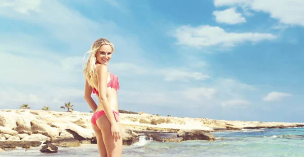 Mooie jonge vrouw op strand — Stockfoto