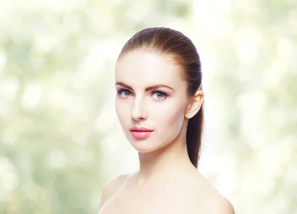 Retrato de mujer joven y hermosa — Foto de Stock