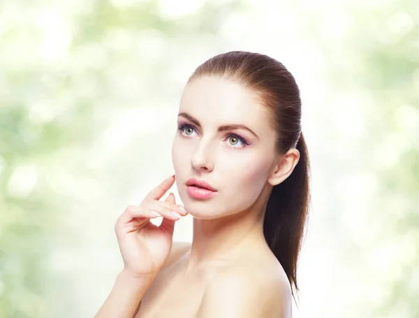 Retrato de mujer joven y hermosa — Foto de Stock