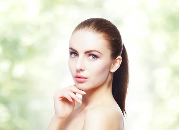 Retrato de mujer joven y hermosa —  Fotos de Stock