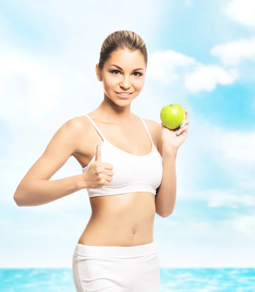 Vrouw in witte lingerie met groene appel — Stockfoto