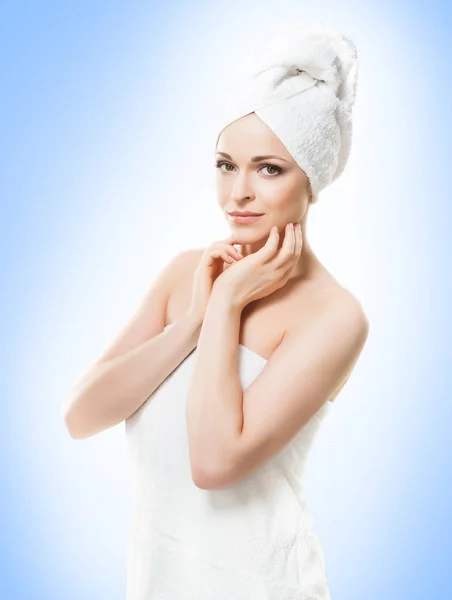 Jovem mulher em toalhas depois de tomar banho — Fotografia de Stock