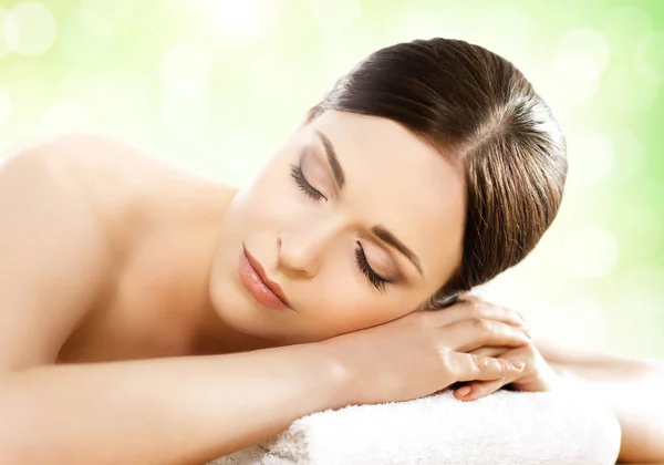 Beautiful woman relaxing in spa salon — Stock Photo, Image