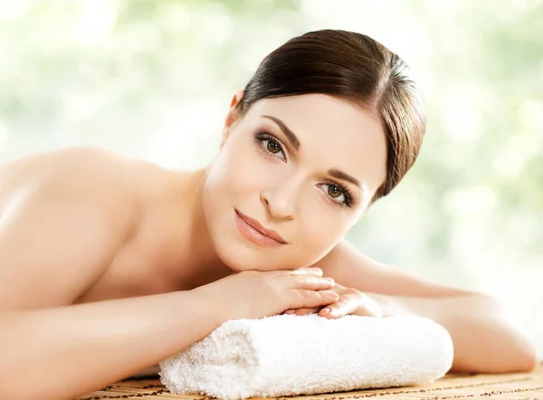 Mujer joven y natural en masaje de spa — Foto de Stock