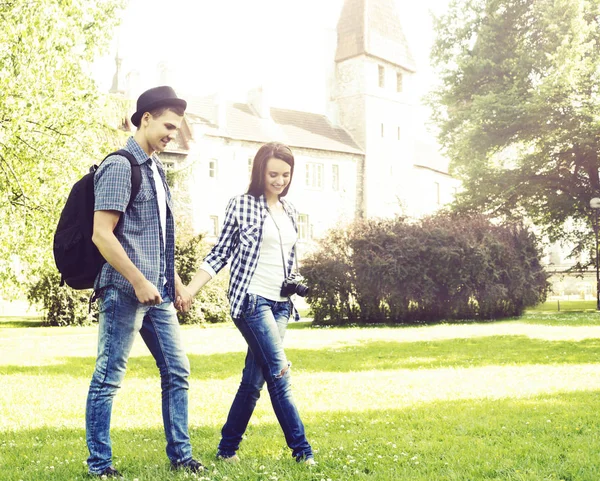 Pareja de jóvenes viajeros caminando por la ciudad — Foto de Stock