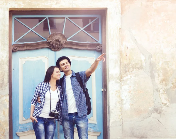 Casal de jovens viajantes — Fotografia de Stock