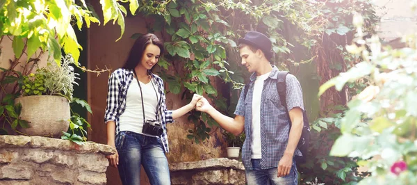 Couple de jeunes voyageurs — Photo