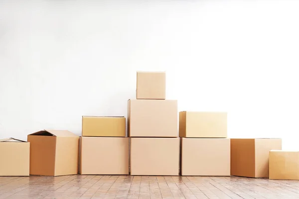 Montón de cajas de cartón en el suelo — Foto de Stock