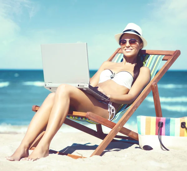 Mooie vrouw ontspannen op zomer-strand — Stockfoto