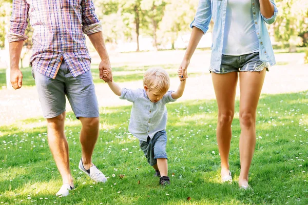 Mignon tout-petit sur la promenade avec les parents — Photo