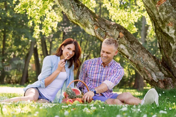 Giovane uomo e donna su picnic — Foto Stock