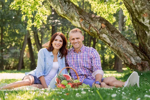 Giovane uomo e donna su picnic — Foto Stock