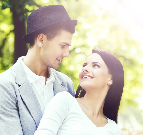 Young happy couple in park — Stock Photo, Image