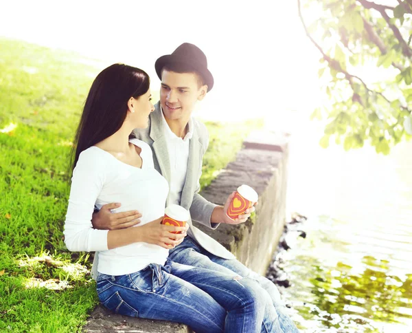 Parkta oturan genç mutlu çift — Stok fotoğraf