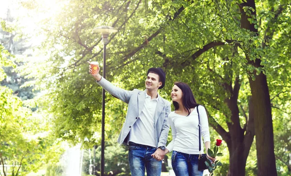 Fiatal, boldog pár a parkban — Stock Fotó