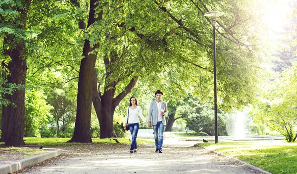 Young happy couple in park — Stock Photo, Image