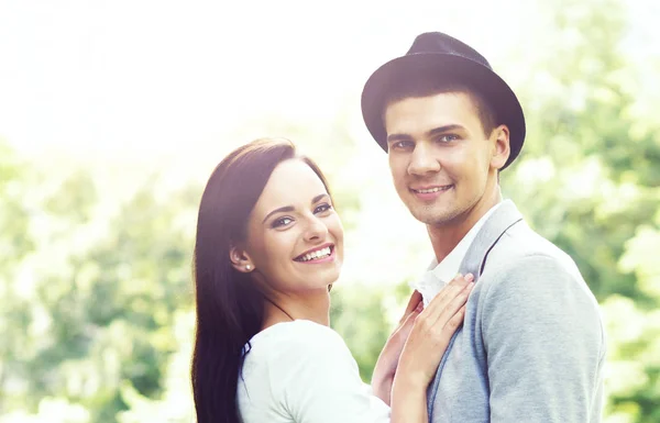 Joven pareja feliz en el parque — Foto de Stock