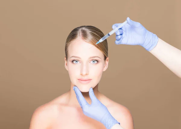 Lekarz, Dokonywanie wtrysku na twarz kobiety — Zdjęcie stockowe