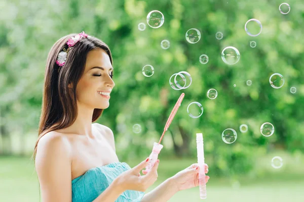 Belle femme faisant des bulles de savon — Photo